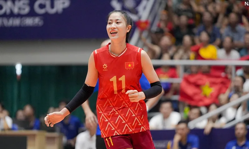 Cú đập bóng trên lưới đầy uy lực và biến hóa của đối chuyền Nguyễn Thị Kiều Trinh.