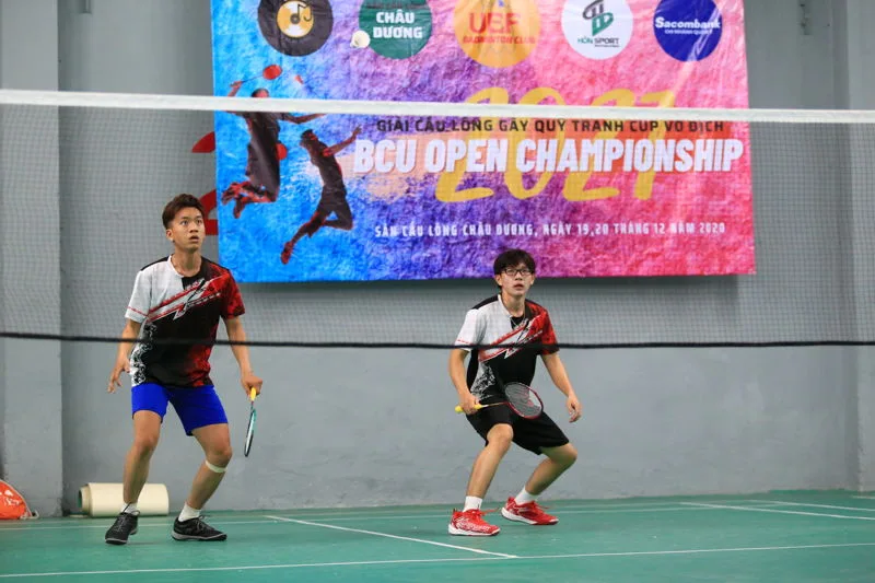 Đánh cầu lông giúp giải tỏa căng thẳng hiệu quả và mở rộng các mối quan hệ xã hội tích cực.