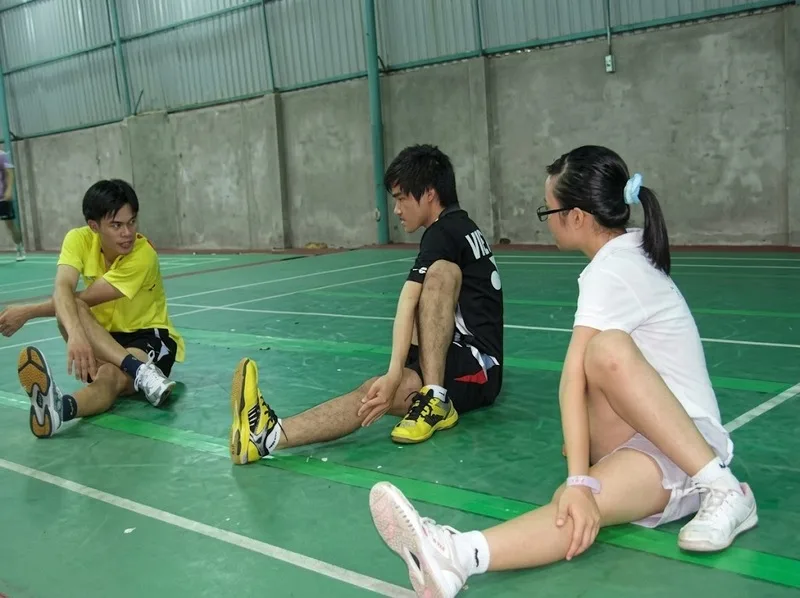 Khởi động, tập footwork đúng kỹ thuật và chọn giày phù hợp giúp tận dụng lợi ích của việc chơi cầu lông an toàn hơn.