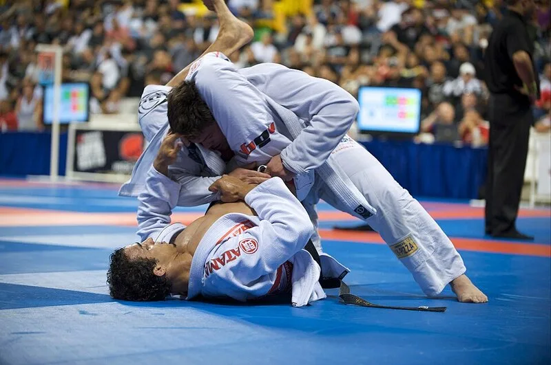 Brazilian Jiu-Jitsu tập trung vào kiểm soát vị trí, khóa siết và chiến đấu dưới mặt đất.