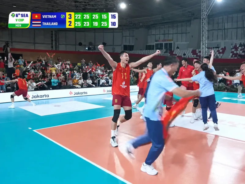 Tuyển Việt Nam đánh bại Thái Lan 3-2 trong trận chung kết nghẹt thở để lần đầu đăng quang một chặng SEA V Cup.