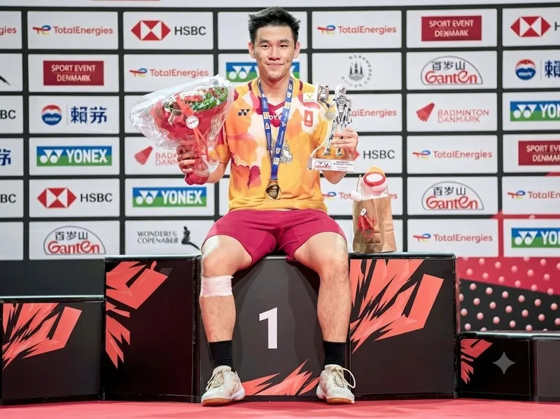 Kunlavut Vitidsarn ăn mừng chức vô địch thế giới 2023, cột mốc đưa anh trở thành tay vợt Thái Lan đầu tiên vô địch đơn nam thế giới.