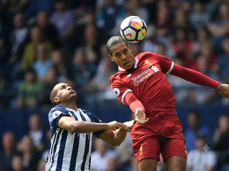 Van Dijk là thủ lĩnh hàng thủ nổi bật với khả năng đọc trận đấu cực tốt.