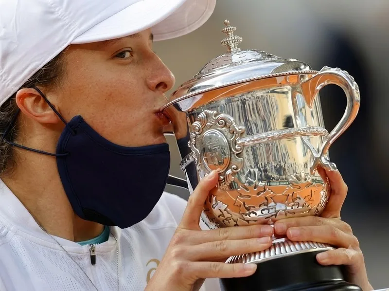 Iga Swiatek nâng cúp Roland Garros 2020 khi mới 19 tuổi