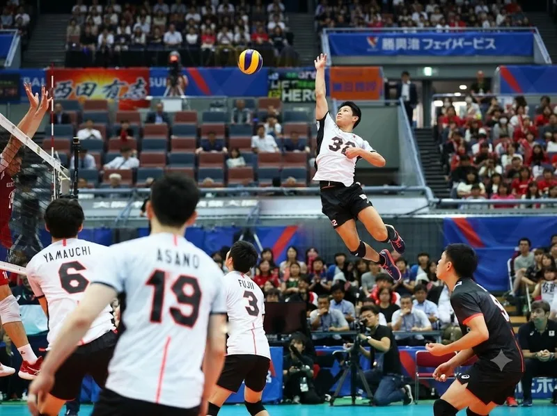 Yuji Nishida gây ấn tượng với chiều cao 1,86 m và tầm với 3,50 m
